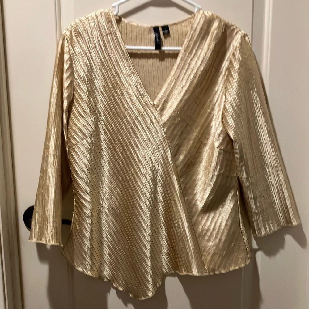 NWOT Essentials by Milano XL Gold Blouse Diagonal Seam Asymmetrical Hem 3/4